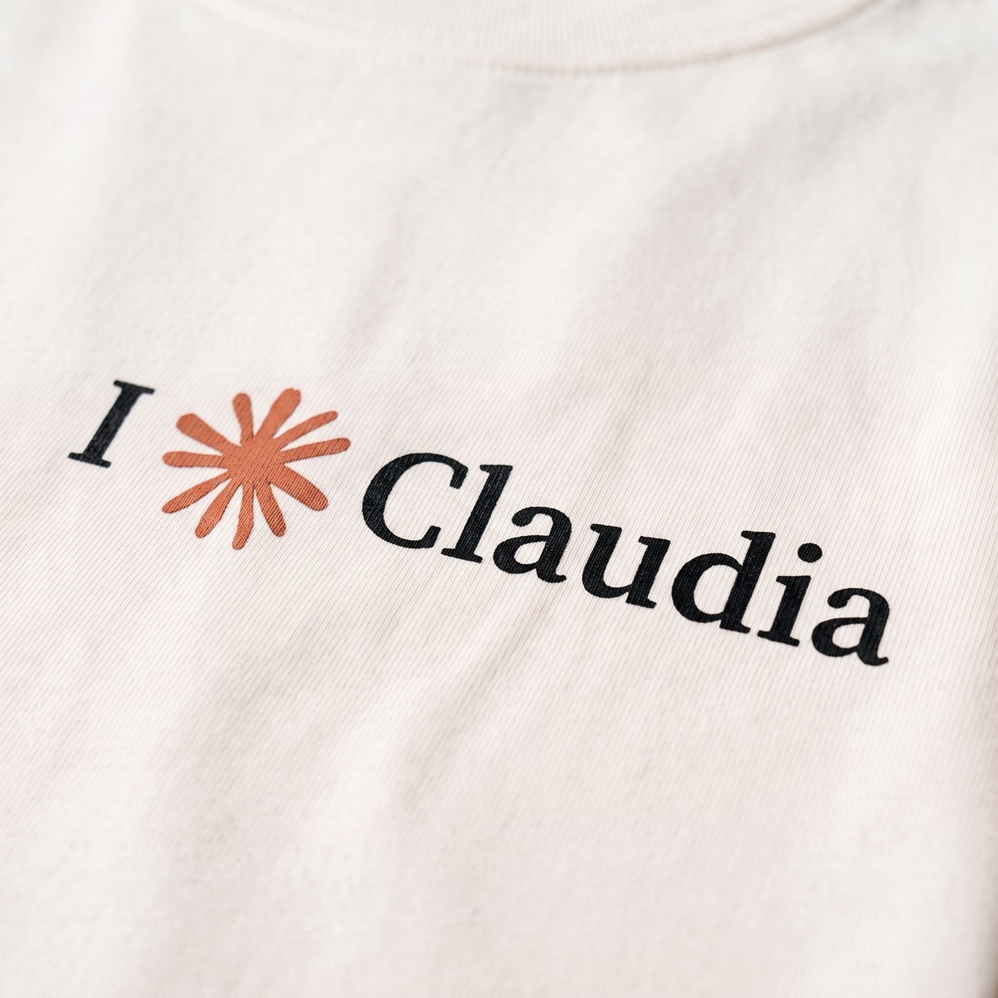 Sorry schat, vanavond ben ik bij Claudia —CREME T-SHIRT
